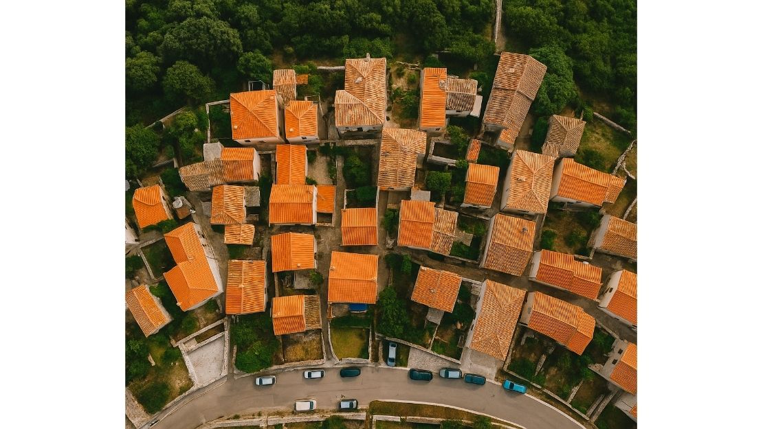 Foto aerea di case per la verifica della legalità edilizia sull'isola di Krk