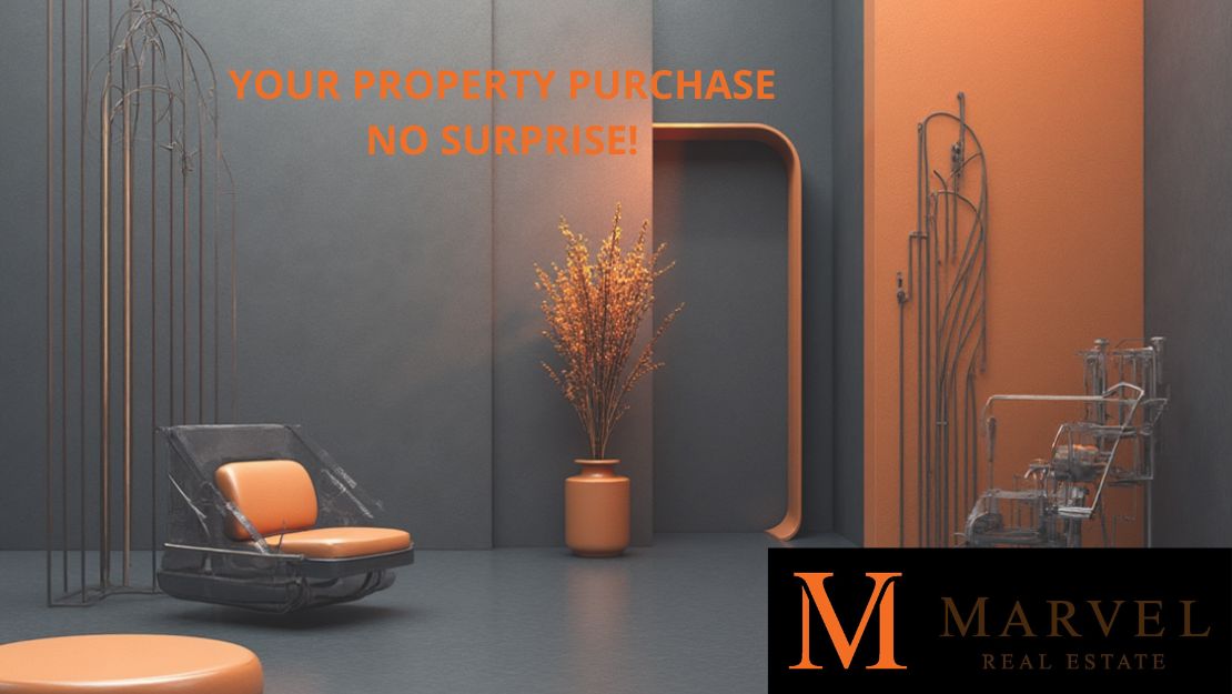 Moderan interijer u narančastim i sivim tonovima s natpisom „Kupnja nekretnine bez iznenađenja“ – Marvel Real Estate vizual o transparentnoj kupnji nekretnina u Hrvatskoj. Kupnja nekretnine bez iznenađenja – Marvel Real Estate